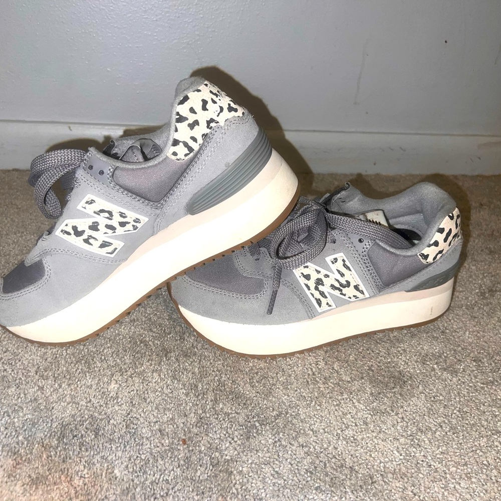 New balance platform sneakers 7.5